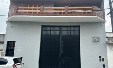 AMPLIO GALPÓN Y HERMOSA CASA EN PLANTA ALTA