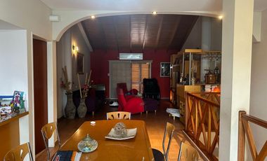 AMPLIO GALPÓN Y HERMOSA CASA EN PLANTA ALTA