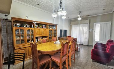 CASA LOTE PROPIO DE 5 AMBIENTES PROXIMO A GRAL PAZ