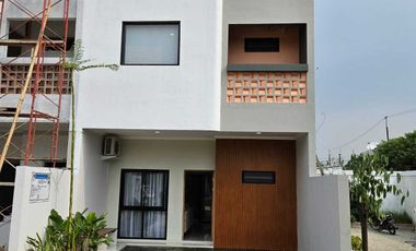 Rumah 3 Lantai Pinggir Jalan Utama Depan Kampus