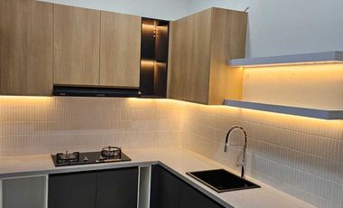 Rumah 3 Lantai Pinggir Jalan Utama Depan Kampus