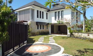 DIJUAL VILLA MEWAH 2 LANTAI KAWASAN KUTA SELATAN ADA KOLAM RENANG