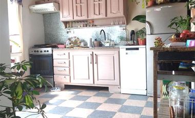 Casa con jardin mas departamento  en block