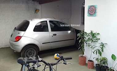 Casa con jardin mas departamento  en block