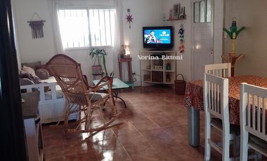 Casa con jardin mas departamento  en block