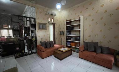 DIJUAL RUMAH TINGGAL DENGAN HALAMAN LUAS DI MEDAN SATRIA BEKASI