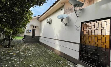 DIJUAL RUMAH TINGGAL DENGAN HALAMAN LUAS DI MEDAN SATRIA BEKASI