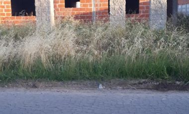 Lote Edificado en Barrio Santa Ana con Escritura