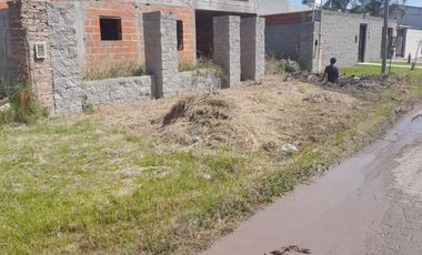 Lote Edificado en Barrio Santa Ana con Escritura