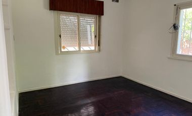 HERMOSA CASA  4 AMBIENTES CON COCHERA