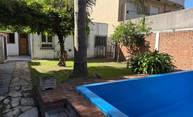 HERMOSA CASA  4 AMBIENTES CON COCHERA