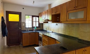 HERMOSA CASA  4 AMBIENTES CON COCHERA