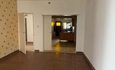 HERMOSA CASA  4 AMBIENTES CON COCHERA