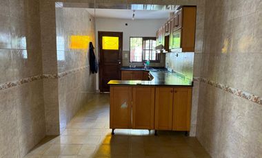 HERMOSA CASA  4 AMBIENTES CON COCHERA