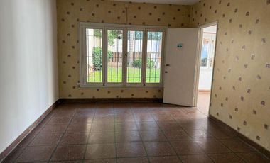 HERMOSA CASA  4 AMBIENTES CON COCHERA