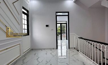 Rumah mewah harga murah  di jakarta selatan dekat pintu tol cilandak