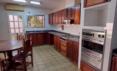 CASA 4 AMB CON GARAGE Y QUINCHO