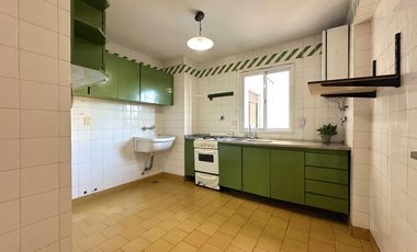 Departamento de 4 ambientes con balcon y cochera