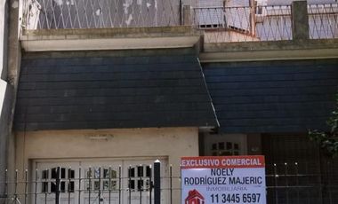 EXCLUSIVO COMERCIAL CASA DE 5 AMBIENTES  CON AMPLIO PATIO