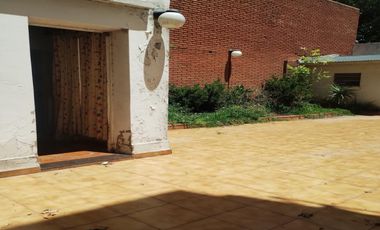 EXCLUSIVO COMERCIAL CASA DE 5 AMBIENTES  CON AMPLIO PATIO