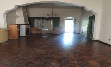 EXCLUSIVO COMERCIAL CASA DE 5 AMBIENTES  CON AMPLIO PATIO