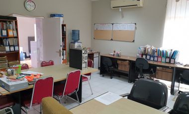 DISEWAKAN RUANG KANTOR FULLY FURNISHED UNTUK 5 ORANG DI AREA TOMANG