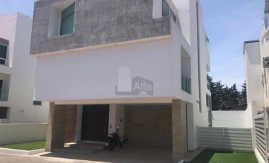 Venta de casa en Metepec, casa de tres niveles ubicada en eel Residencial Villas del Bicentenario