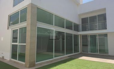 Venta de casa en Metepec, casa de tres niveles ubicada en eel Residencial Villas del Bicentenario