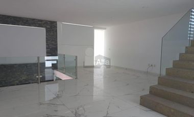 Venta de casa en Metepec, casa de tres niveles ubicada en eel Residencial Villas del Bicentenario