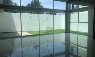 Venta de casa en Metepec, casa de tres niveles ubicada en eel Residencial Villas del Bicentenario