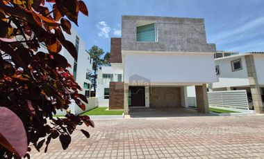 Venta de casa en Metepec, casa de tres niveles ubicada en eel Residencial Villas del Bicentenario