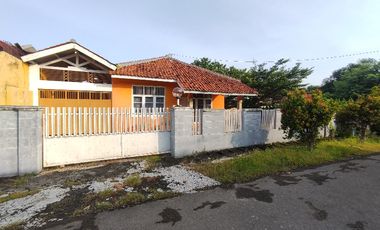Rumah berhalaman luas dekat CSB Mall