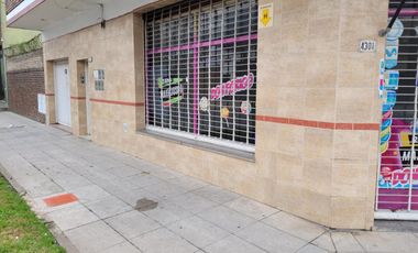 Local en esquina con vidriera - Villa Ballester