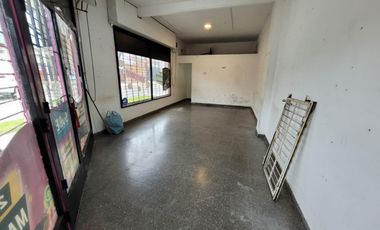 Local en esquina con vidriera - Villa Ballester