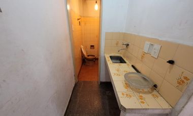 Local en esquina con vidriera - Villa Ballester