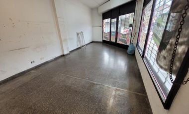 Local en esquina con vidriera - Villa Ballester