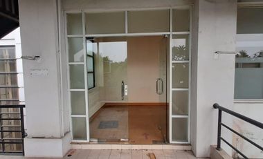 Di sewakan kantor berikut lahan luas. jakarta timur