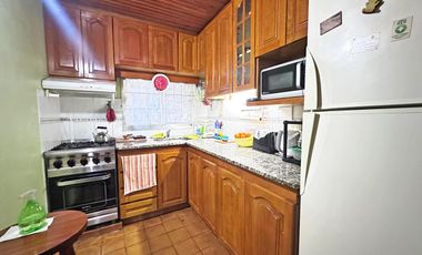 CASA EN LOTE PROPIO CON DEPENDENCIA PROXIMO AL CENTRO COMERC