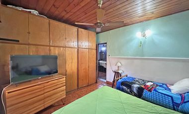 CASA EN LOTE PROPIO CON DEPENDENCIA PROXIMO AL CENTRO COMERC