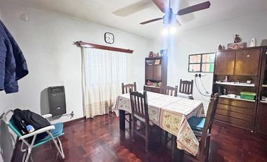 CASA EN LOTE PROPIO CON DEPENDENCIA PROXIMO AL CENTRO COMERC