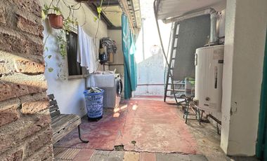 CASA EN LOTE PROPIO CON DEPENDENCIA PROXIMO AL CENTRO COMERC