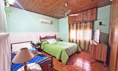 CASA EN LOTE PROPIO CON DEPENDENCIA PROXIMO AL CENTRO COMERC