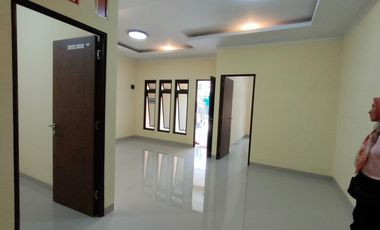 Rumah baru siap huni lokasi strategis nempel pintu toll Kotwis Cibubur
