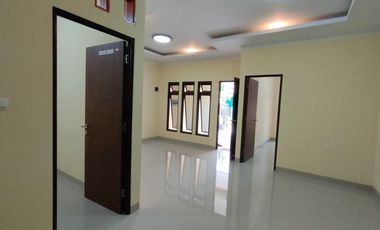 Rumah baru siap huni lokasi strategis nempel pintu toll Kotwis Cibubur