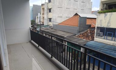 Jual Cepat Rumah Bangunan Baru 3 Tingkat di Tambora Jakarta Barat