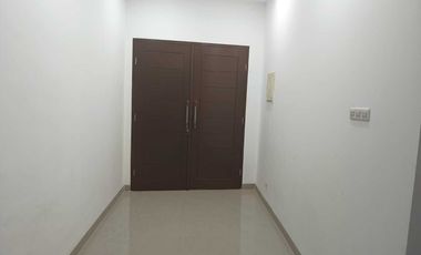 Jual Cepat Rumah Bangunan Baru 3 Tingkat di Tambora Jakarta Barat