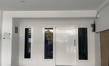 Dijual Rumah Brand New 3 Lantai Dekat Jalan Tol di Muara Karang IX