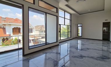 Rumah Mewah Bangunan Baru Kawasan Elite Perumahan Araya Golf