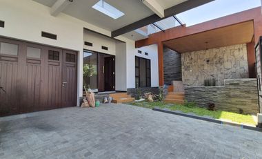 Rumah Mewah Bangunan Baru Kawasan Elite Perumahan Araya Golf