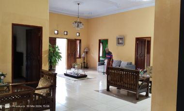 FULL BESERTA ISINYA  RUMAH BERNUANSA VILA  SEJUK DAN AIR NORMAL